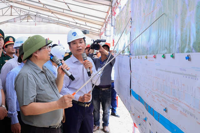 Thủ tướng Chính phủ Phạm Minh Chính kiểm tra các dự án thành phần đi qua tỉnh Quảng Bình của cao tốc Bắc - Nam phía Đông giai đoạn 2021-2025. Ảnh: Báo Chính phủ