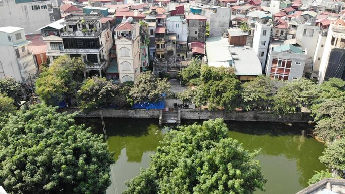 Với việc các hộ dân hiện đang sinh sống trong khu vực bảo vệ của lăng mộ đã tạo ra một tình trạng đặc biệt, khi người dân sống cùng với người chết trong suốt hơn 30 năm qua. Ảnh: Tạp chí Người Đưa Tin