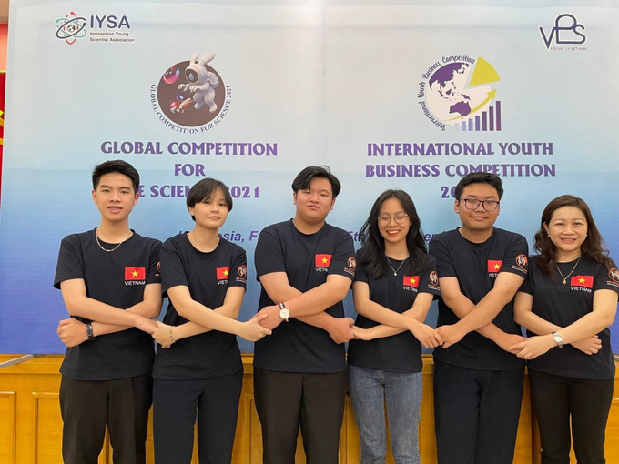 Đội thi của Trường THPT Chuyên Hạ Long tại Kỳ thi Quốc tế về khoa học đời sống - Global Competition for Life Sciences (viết tắt là GLOCOLIS 2021), được tổ chức tại Indonesia, tháng 11/2021