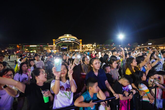Du khách đến Bikini Beach dự đêm nhạc khai hội Summer Fest