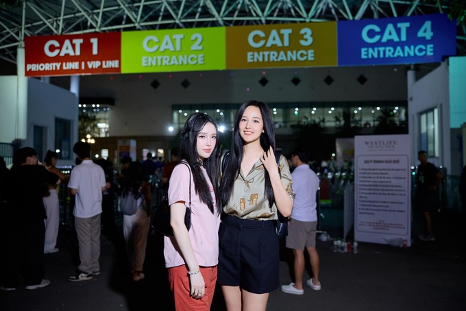 Dù chỉ diện trang phục rất đơn giản nhưng 2 chị em vẫn toát lên vẻ xinh đẹp, thu hút ánh nhìn (Ảnh: Mai Phuong Thuy)