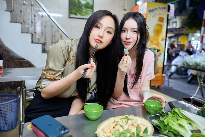 2 chị em cùng thưởng thức món nem tai trên phố Hàng Thùng, Hà Nội (Ảnh: Mai Phuong Thuy)