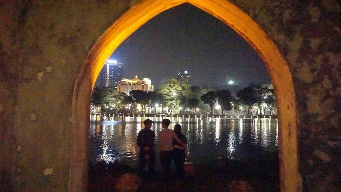 Phố phường Hà Nội nhìn từ tháp Rùa. Ảnh: Thái Lộc/Báo Tuổi Trẻ