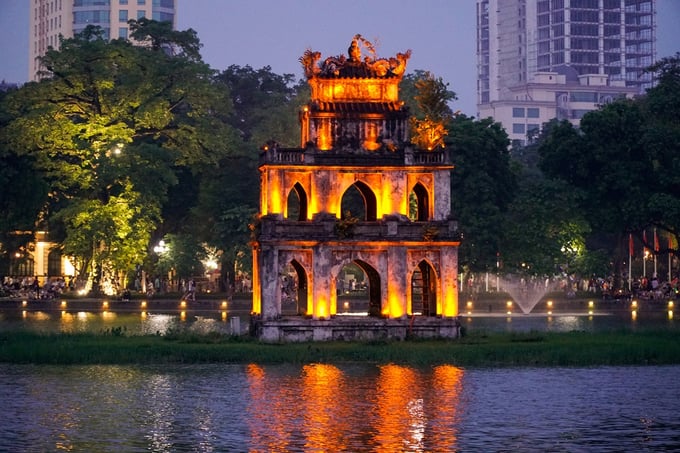 Hình ảnh Tháp Rùa về đêm lung linh huyền ảo. Ảnh: ST