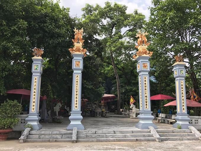 Bên ngoài là cổng đền có 4 cột bê tông cao. Ảnh: Duy Dũng