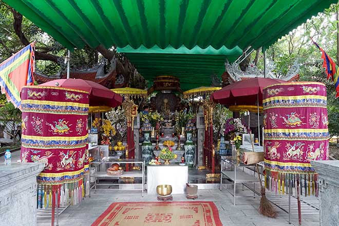 Ban thờ chính quay mặt ra hồ nước. Ảnh: Báo Dân Việt