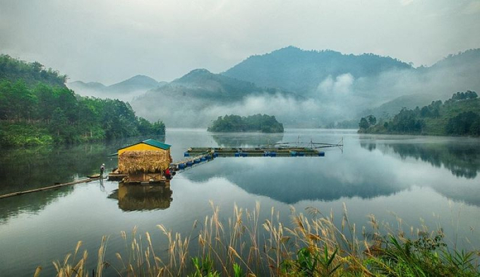 Trưa và chiều là thời điểm nước chuyển sang màu xanh ngọc bích, tươi mát và dịu dàng (Ảnh: Internet)