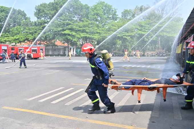 Lực lượng PCCC chuyên nghiệp đưa người bị nạn ra khỏi đám cháy