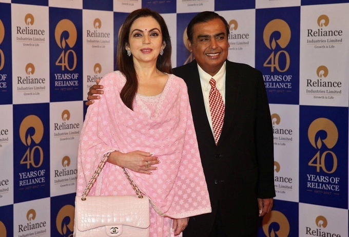 Phu nhân Nita Ambani xuất hiện cùng chồng trong nhiều sự kiện, thường xuyên diện cả cây đồ hiệu đắt đỏ. Ảnh: Internet