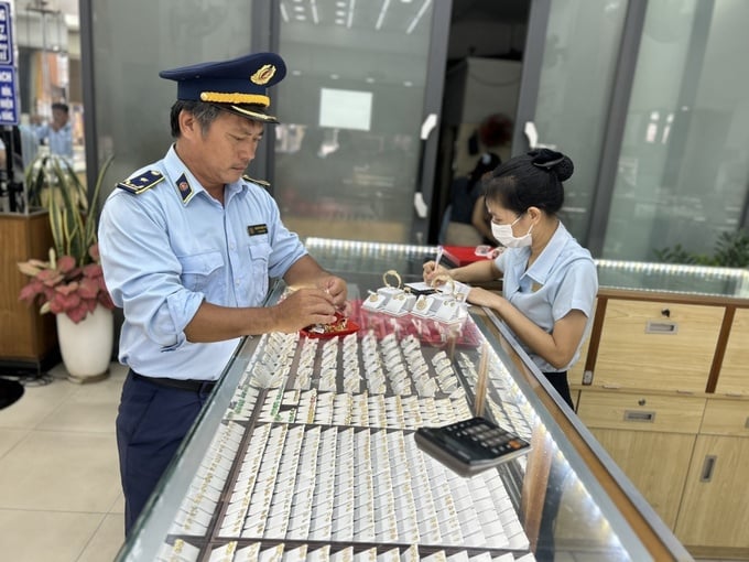 QLTT Ninh Thuận kiểm tra tiệm vàng vi phạm.