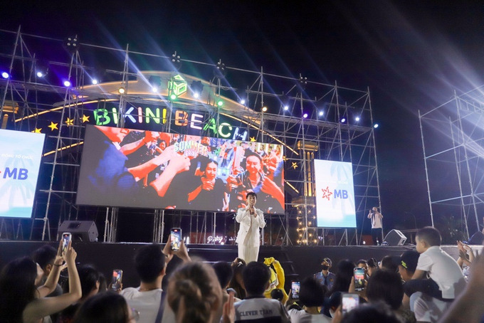 Dương Edward biểu diễn và giao lưu với khán giả đêm 8/6 tại quảng trường biển Bikini Beach, NovaWorld Phan Thiet