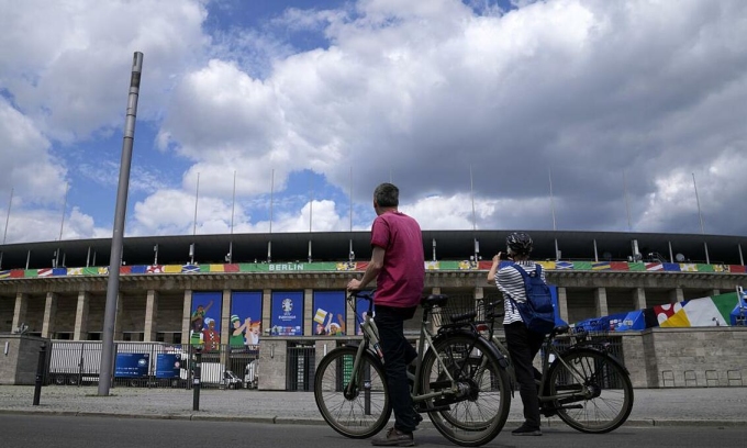 Bên ngoài sân Olympic ở Berlin, Đức, hôm 10/6. Ảnh: Sportsnet