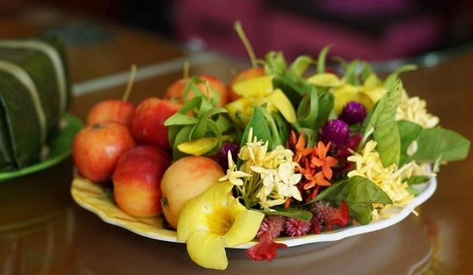 Mâm cúng đơn giản gồm hương hoa, trầu cau, rượu, trái cây hoặc bánh kẹo. Ảnh: ST