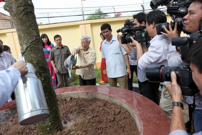 Trong ảnh phóng viên đang tác nghiệp lễ khai giảng tại trường THPT Nguyễn Gia Thiều, Tổng Bí thư Nguyễn Phú Trọng trồng cây trong lễ khai giảng năm học mới.