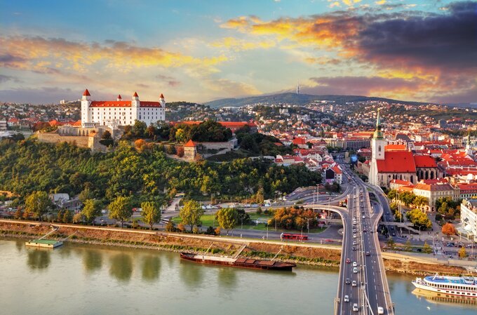 Bratislava - thủ đô của Slovakia là thủ đô duy nhất trên thế giới giáp ranh hai quốc gia: Áo và Hungary. Ảnh: Internet