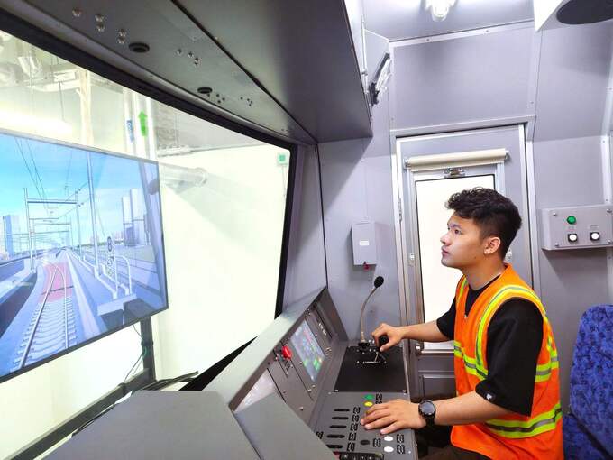 Kỹ thuật viên lái tàu Metro số 1 đang thực hành trên thiết bị mô phỏng buồng lái. Ảnh: Báo Lao Động