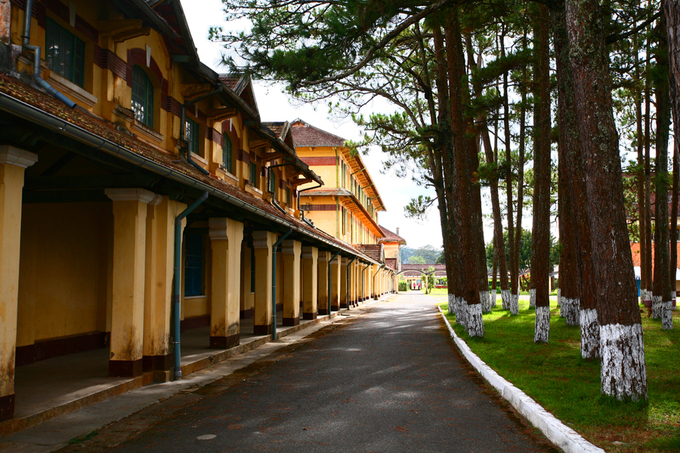 Sự hòa hợp tinh tế giữa hai phong cách kiến trúc Đông - Tây đã tạo nên vẻ đẹp độc đáo và ấn tượng cho ngôi trường. Ảnh: Báo điện tử VOV