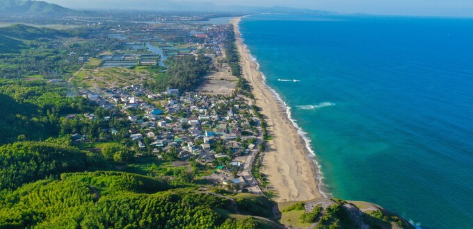 Nơi đây cách trung tâm TP. Quy Nhơn khoảng 100km, là điểm đến lý tưởng cho những ai muốn trốn khỏi sự ồn ào náo nhiệt của phố thị và hòa mình vào thiên nhiên hoang sơ. Ảnh: Hapiha Travel