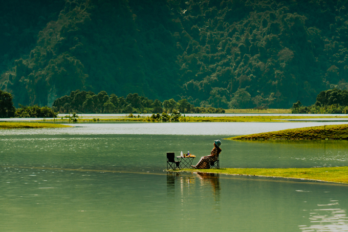 Du khách đắm chìm trong không gian thiên nhiên nên thơ tại thảo nguyên. Ảnh: vietnam.net