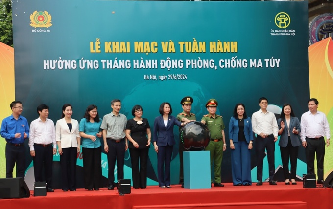 Các đại biểu thực hiện nghi thức khai mạc và tuần hành hưởng ứng tháng hành động phòng, chống ma túy . Ảnh: T.Bình.