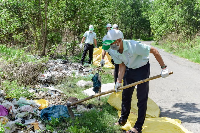 Các tình nguyện viên tiến hành nhặt rác dọc tuyến đường