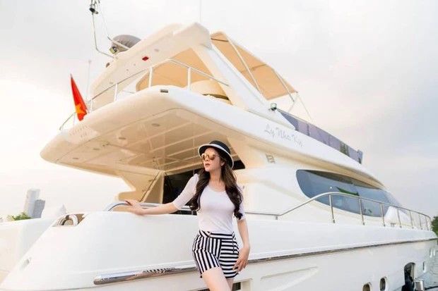 Lý Nhã Kỳ sở hữu du thuyền Ferretti 360 với giá 4,4 triệu USD (gần 100 tỉ đồng). Ảnh: Internet