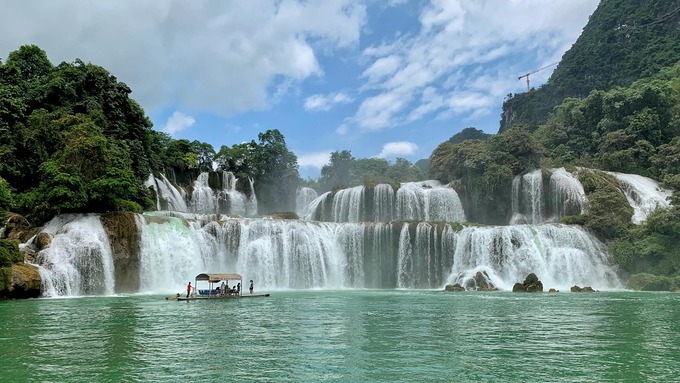 Nhắc đến Cao Bằng, không thể không nhắc đến thác Bản Giốc, biểu tượng cho vẻ đẹp hùng vĩ, tráng lệ của mảnh đất địa đầu Tổ quốc. Điều khiến du khách say mê chính là dòng thác hùng vĩ với độ cao hơn 60m, phần dốc dài nhất là 30m, tung bọt trắng xóa giữa khung cảnh thiên nhiên hoang sơ. Thác Bản Giốc từng vinh dự đại diện Việt Nam được tạp chí Travel + Leisure bình chọn nằm trong top 21 thác nước đẹp nhất thế giới và xếp hạng thứ 17. Ảnh: Hà Lê/Báo Lao Động