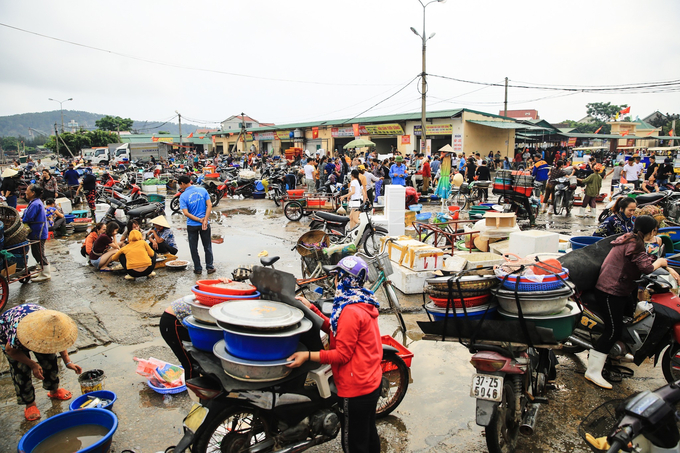 Đã tồn tại qua hàng trăm năm, chợ Bến cá Nghi Thủy là chợ hải sản lớn nhất trong vùng. Ảnh: Hải Vương