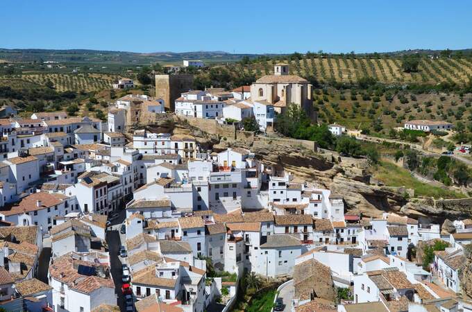 Ẩn mình giữa những ngọn đồi hùng vĩ thuộc tỉnh Cádiz, Tây Ban Nha, ngôi làng Setenil de las Bodegas sở hữu vẻ đẹp độc đáo và ấn tượng. Ảnh: Internet