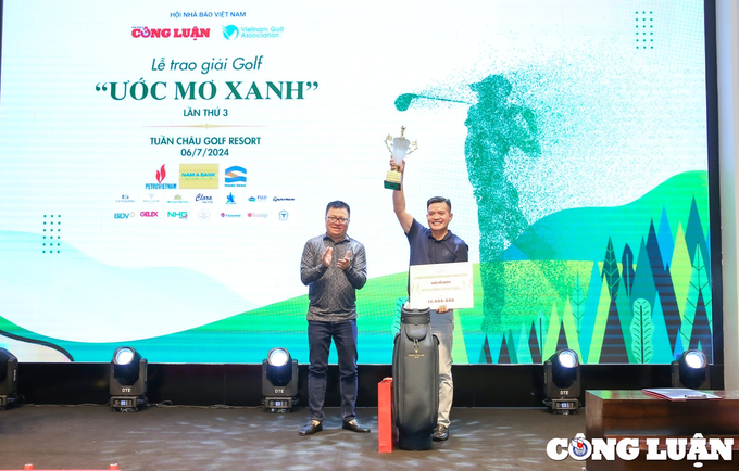 Ông Lê Quốc Minh trao Giải Best Gross cho golfer Đào Tiến Dương.