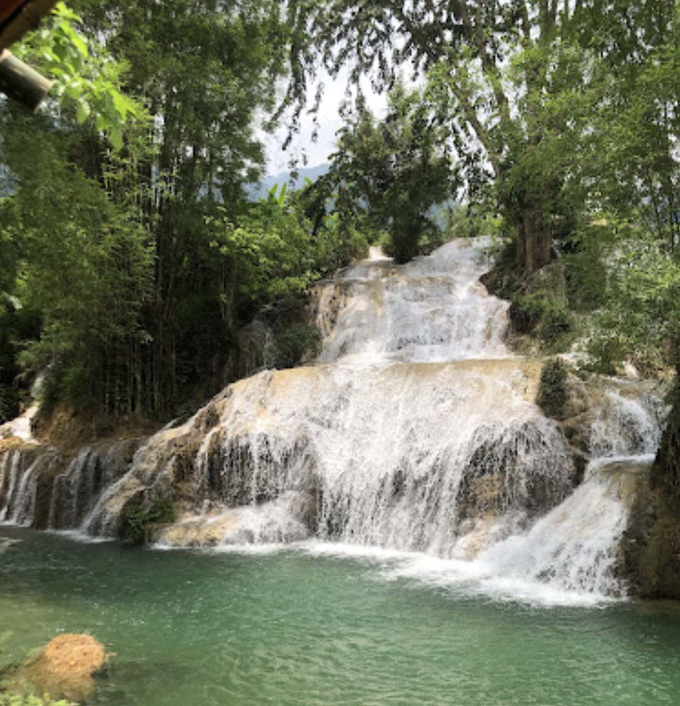 Bên dưới dòng thác là những hồ nước nhỏ, tạo thành bể bơi thiên nhiên để du khách ngâm mình thư giãn. Ảnh: Nguyễn Việt Trinh