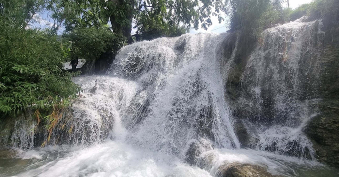 Dòng nước chảy tung bọt trắng xóa nhưng lại không quá chảy xiết nên du khách có thể đứng tắm bên dòng thác. Ảnh: Bách DV
