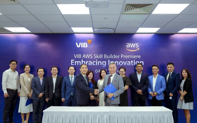 Lễ ký kết tích hợp nền tảng AWS Skill Builder vào chương trình đào tạo nhân lực về Cloud của VIB.