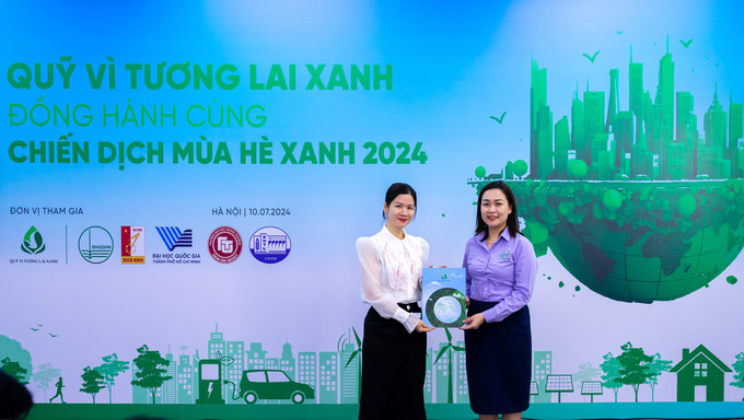 TS. Lê Thái Hà cùng bà Hứa Thanh Hoa trao thỏa thuận hợp tác giữa Quỹ Vì tương lại xanh và Đại học Quốc gia Hà Nội trong chiến dịch Mùa hè xanh.