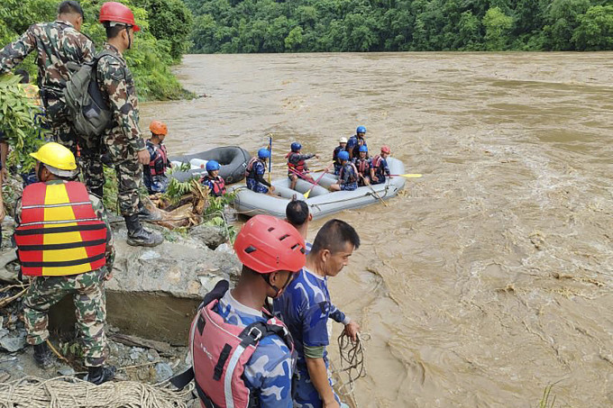 Lực lượng cảnh sát và quân đội Nepal hiện đang triển khai một đội hình tìm kiếm với nhiều xuồng cao su, nỗ lực tìm kiếm hai phương tiện cùng các nạn nhân mất tích (Ảnh: Internet)