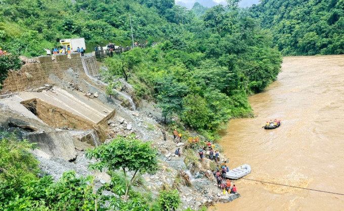 Trận lở đất xảy ra vào 3h sáng 12/7 tại miền trung Nepal đã cuốn hai chiếc xe buýt xuống dòng nước lũ đang dâng cao của sông Trishuli (Ảnh: Internet)