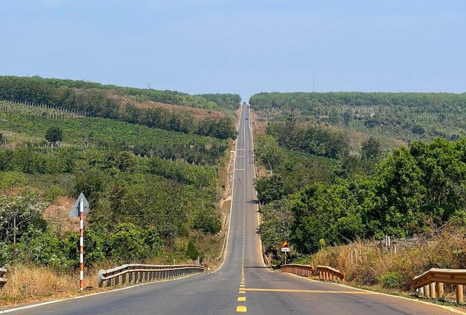 Chiêm ngưỡng cung đường mạo hiểm nhất Tây Nguyên, dốc thẳng đứng lên đến 90 độ - Nguồn: báo Lao Động