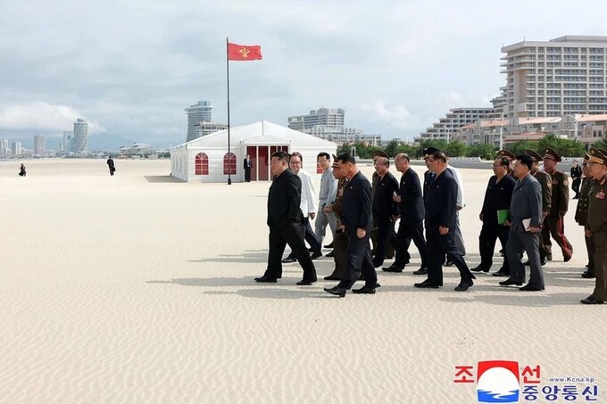 Nhà lãnh đạo Triều Tiên Kim Jong-un kiểm tra dự án xây dựng khu du lịch ven biển Wonsan Kalma ở tỉnh Gangwon của Triều Tiên. Ảnh: KCNA