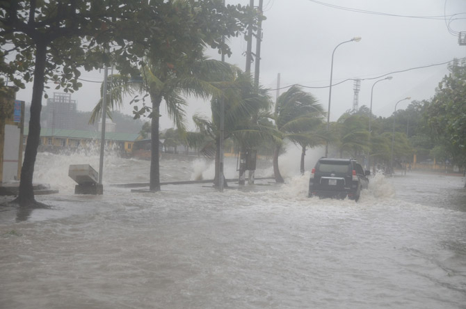 Mặc dù không gây thiệt hại nặng nề như ở Philippines, bão Haiyan vẫn khiến 18 người thiệt mạng, 2 người mất tích và 93 người bị thương tại Việt Nam. Ảnh: Báo Dân Việt