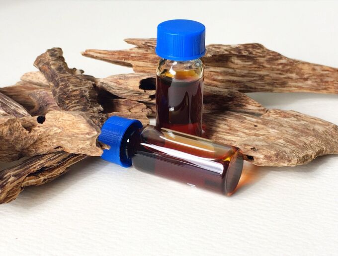 Tinh dầu trầm hương tên tiếng Anh là Agarwood essential oil, được chiết xuất từ nhựa của cây Dó bầu nhiễm dầu qua phương pháp chưng cất hơi nước. Ảnh: Internet