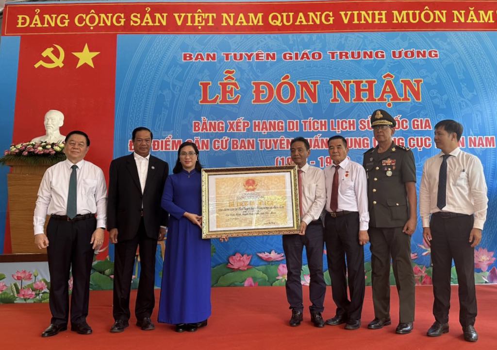 Đồng chí Nguyễn Trọng Nghĩa và các đại biểu chụp ảnh lưu niệm đón Bằng xếp hạng Di tích quốc gia căn cứ Ban Tuyên huấn Trung ương Cục miền Nam