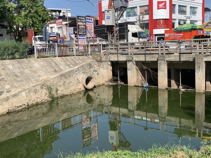 Nhiều nơi nước dòng kênh có màu đen đặc. Ảnh: Báo Tiền Phong