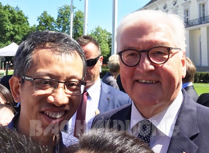 Năm 2018, GS.TS Đinh Tiến Cường và Tổng thống Đức Frank Walter Steinmeier tại khuôn viên lâu đài Bellevue, Berlin. Ảnh: Báo Hải Dương