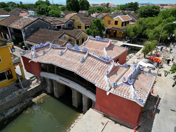 Nhiều người cho rằng màu sắc quá mới của Chùa Cầu khiến ngôi chùa mất đi vẻ cổ kính vốn có. Ảnh: Internet