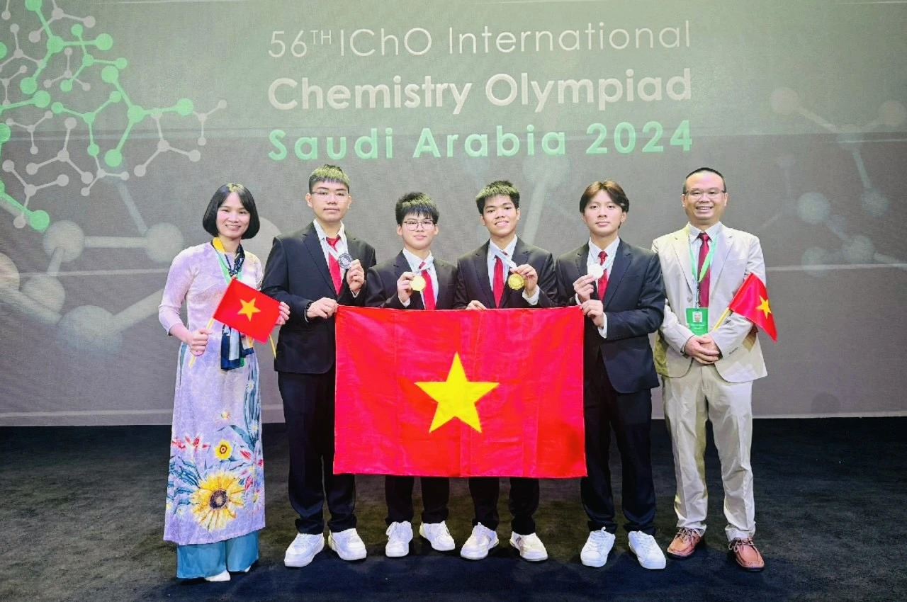 Các thành viên đội tuyển Việt Nam dự thi Olympic Hóa học quốc tế năm 2024. Từ trái qua: PGS.TS. Nguyễn Thị Thu Hà (Trưởng đoàn), các em Đỗ Phú Quốc, Giáp Vũ Sơn Hà, Nguyễn Hữu Tiến Hưng, Trần Đăng Khôi, TS. Phạm Văn Phong (Phó đoàn)