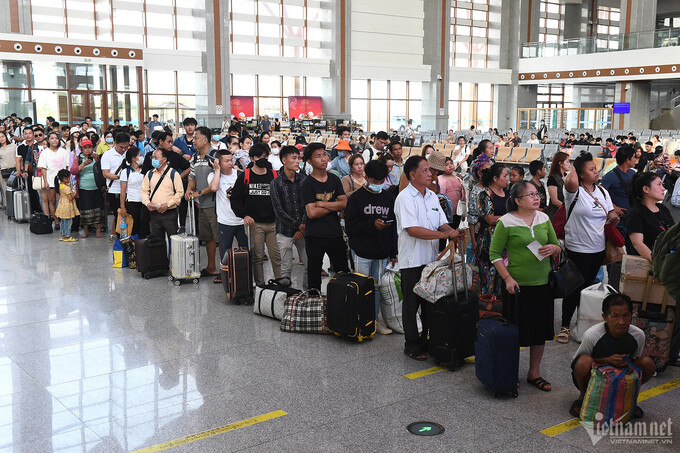 Tàu cao tốc thu hút rất nhiều người dân và du khách quốc tế sử dụng. Ảnh: Báo VietNamNet