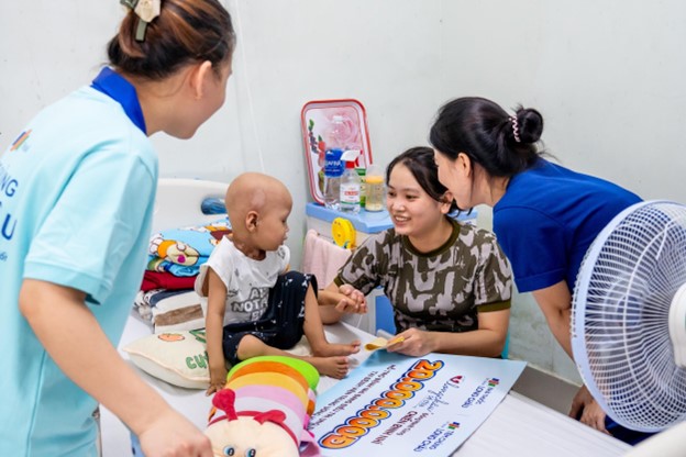 “Long Châu sẻ chia - Đồng hành cùng chiến binh nhí” nối rộng vòng tay yêu thương, hỗ trợ các bệnh nhi đang chiến đấu với bệnh tật.