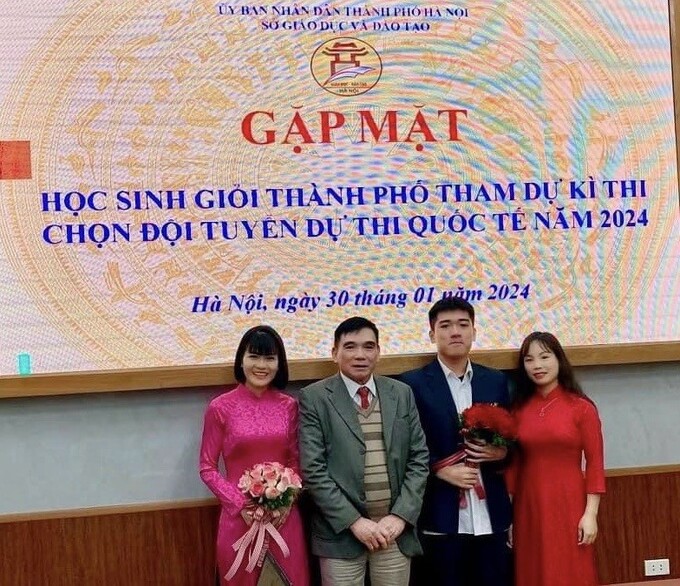 Tuấn Anh bên bố và các cô giáo trường THPT Chu Văn An.