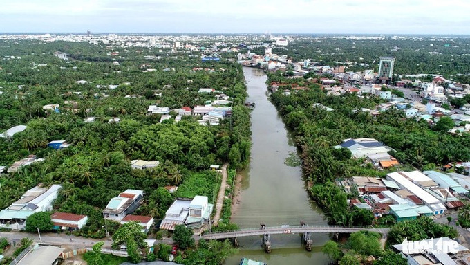 Nét đẹp của kênh Bảo Định khi uốn lượn qua làng vườn xanh tươi. Ảnh: Hoài Phương/Báo Tuổi Trẻ