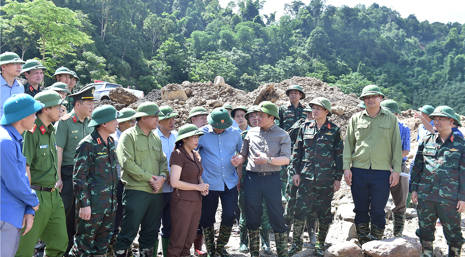 Phó Thủ tướng Trần Lưu Quang thị sát tại vị trí sạt lở ở bản Mường Pồn 1. Ảnh: VGP/Hải Minh